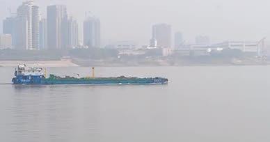 升格江上轮船长江轮船江面风景视频的预览图